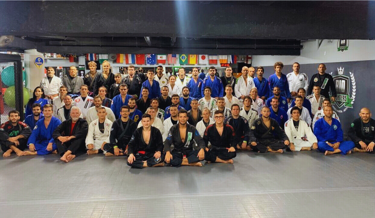 Turma de alunos de kimono na academia Rio Fighters