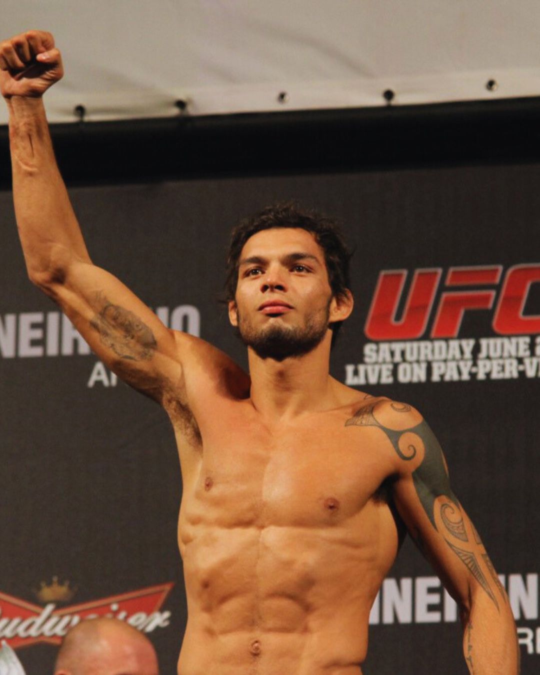 Miltinho Vieira na pesagem do UFC, com o braço erguido